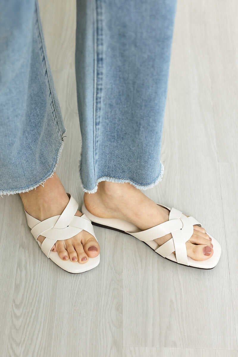 Evie Interlocking Cloud Sliders in Cream