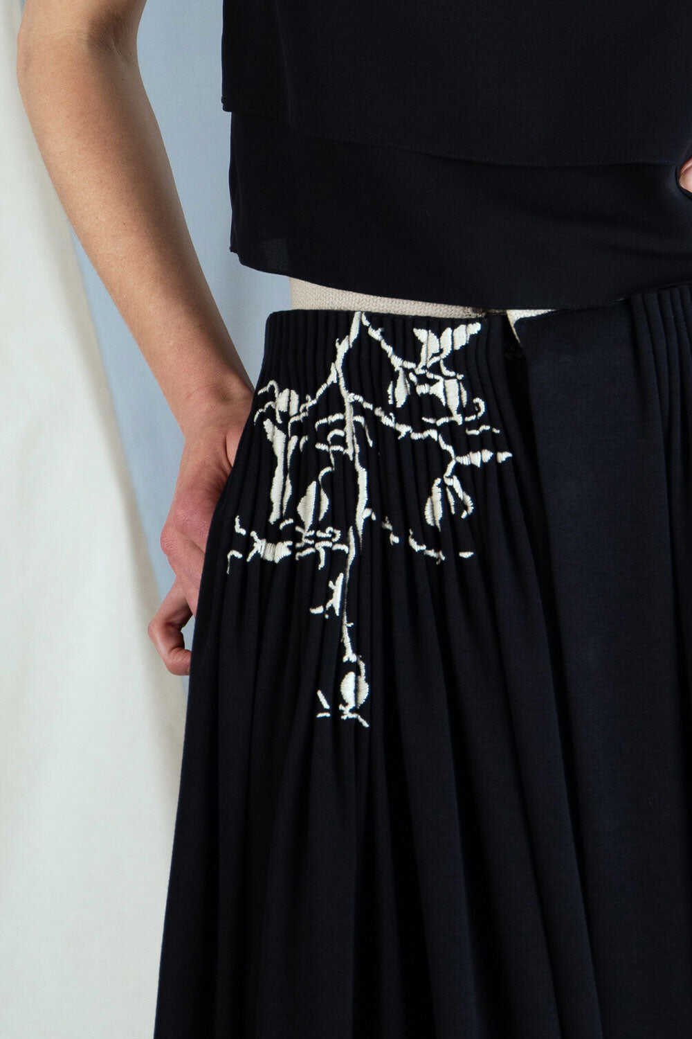 Pleated jersey skirt with embroidery - Black