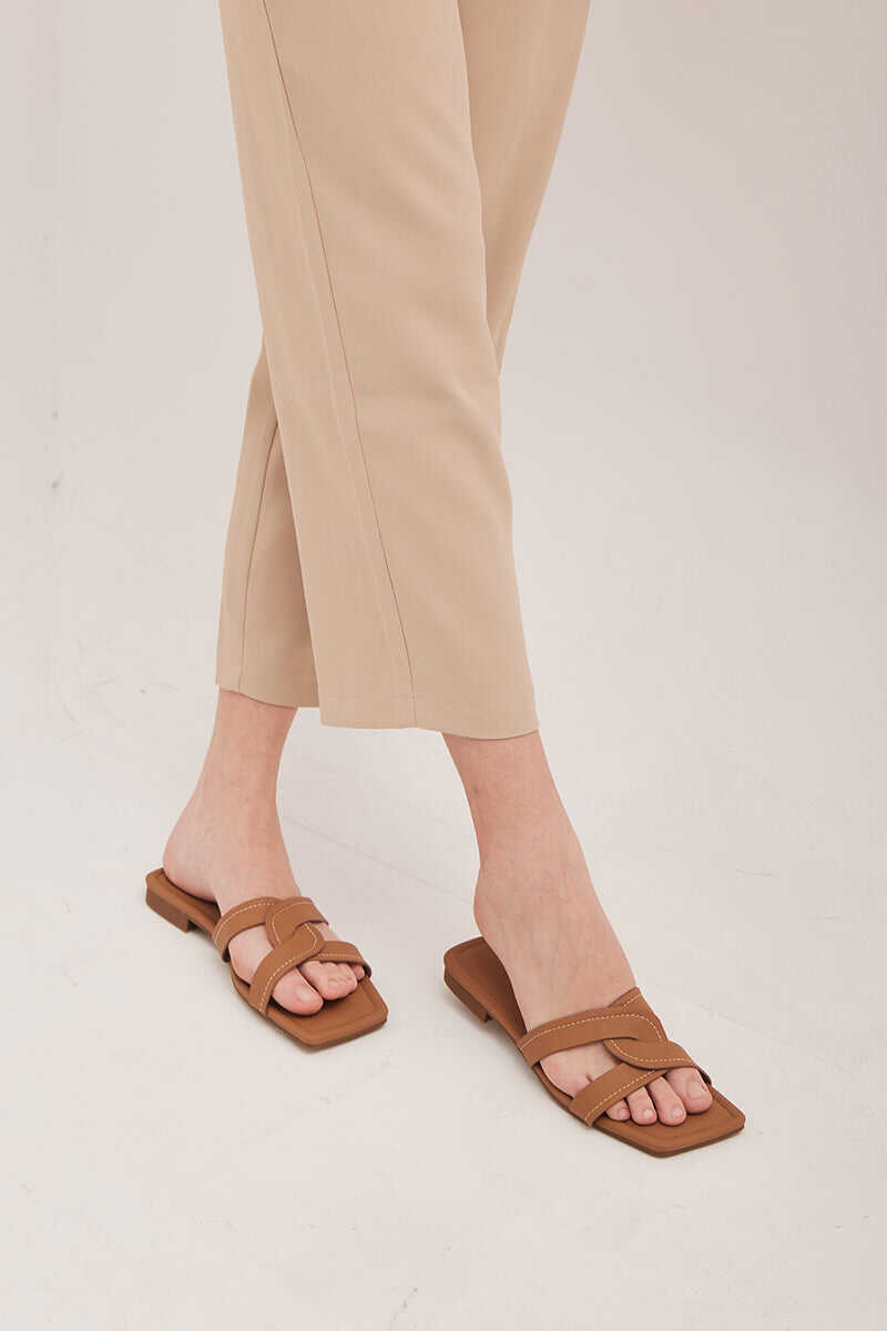 Contrasting Stitching Sliders in Camel