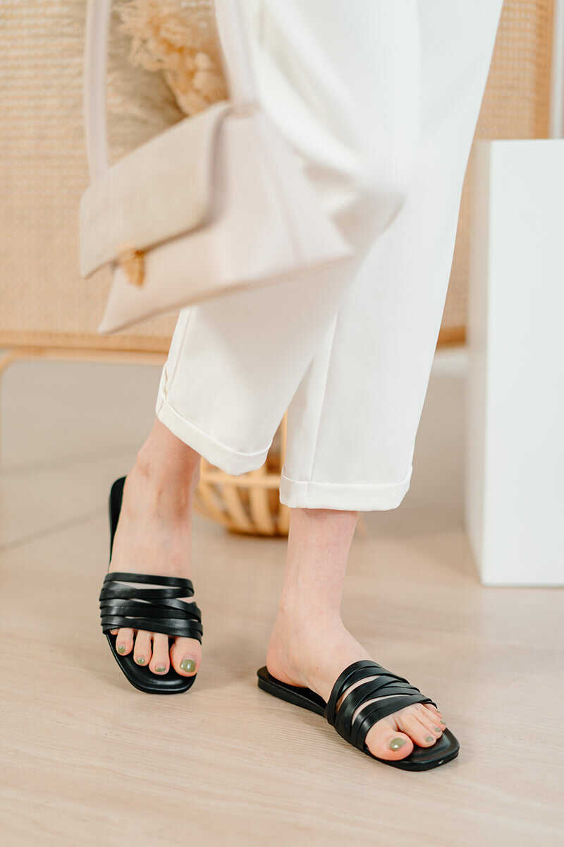 Tara Sliders in Black