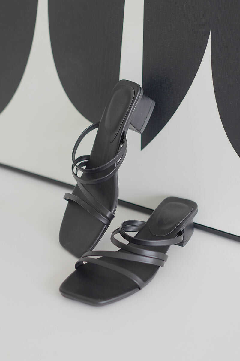 Rosalie Sliders in Black