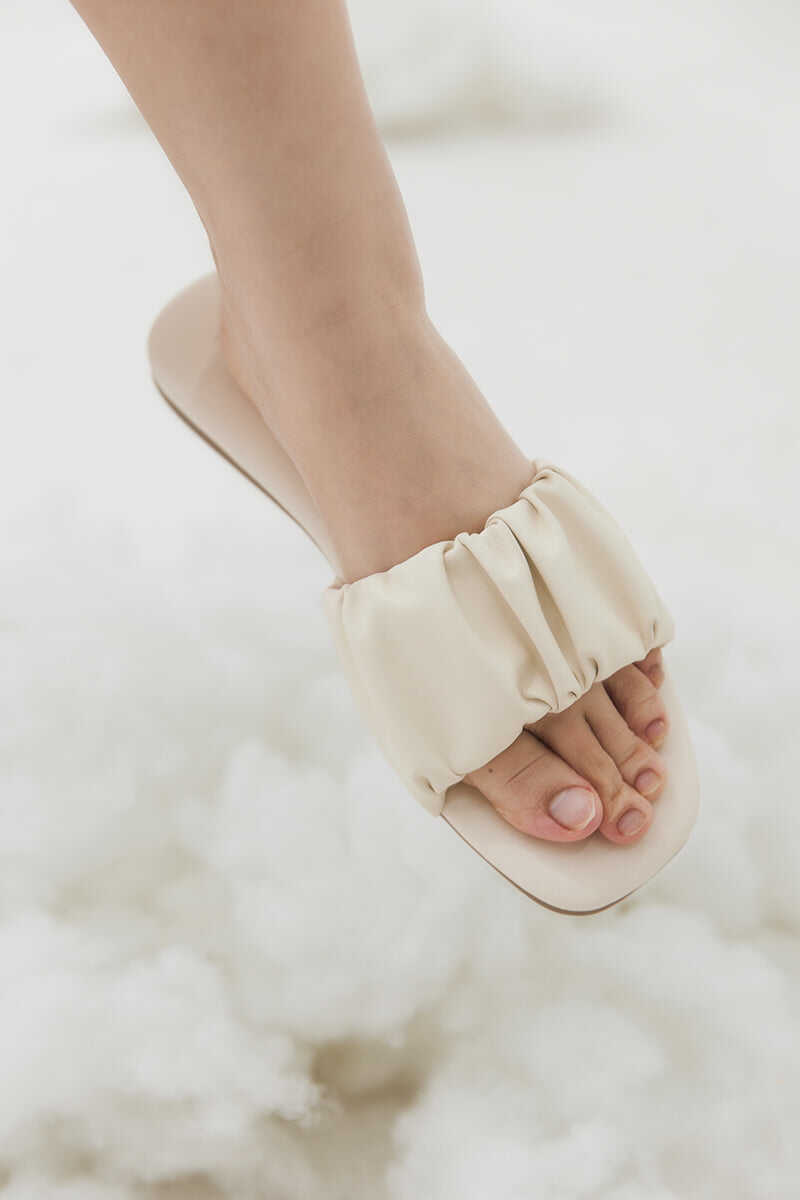 Willow Cloud Sliders in Cream