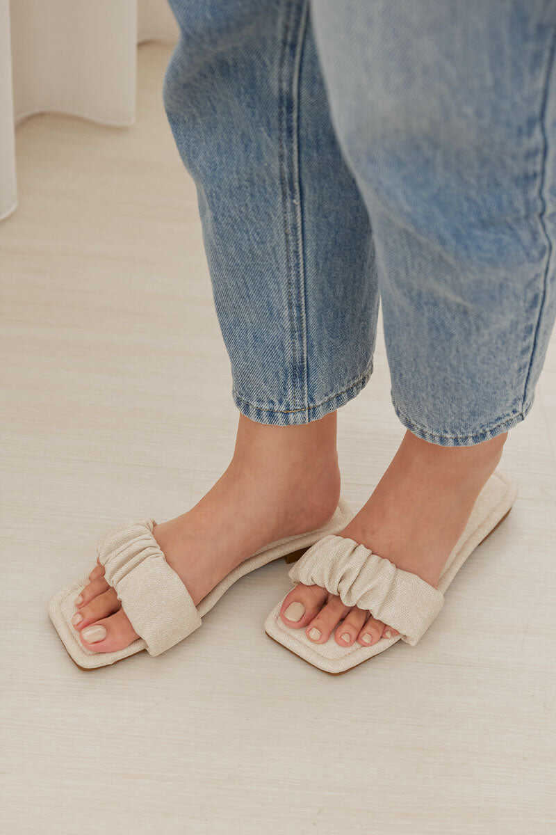 Ruching Sliders in Waterproof Linen