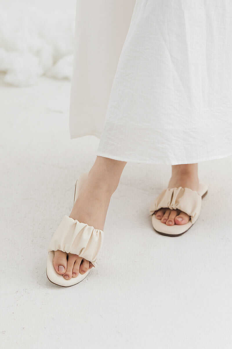 Willow Cloud Sliders in Cream