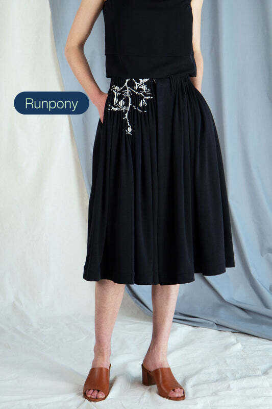 Pleated jersey skirt with embroidery - Black