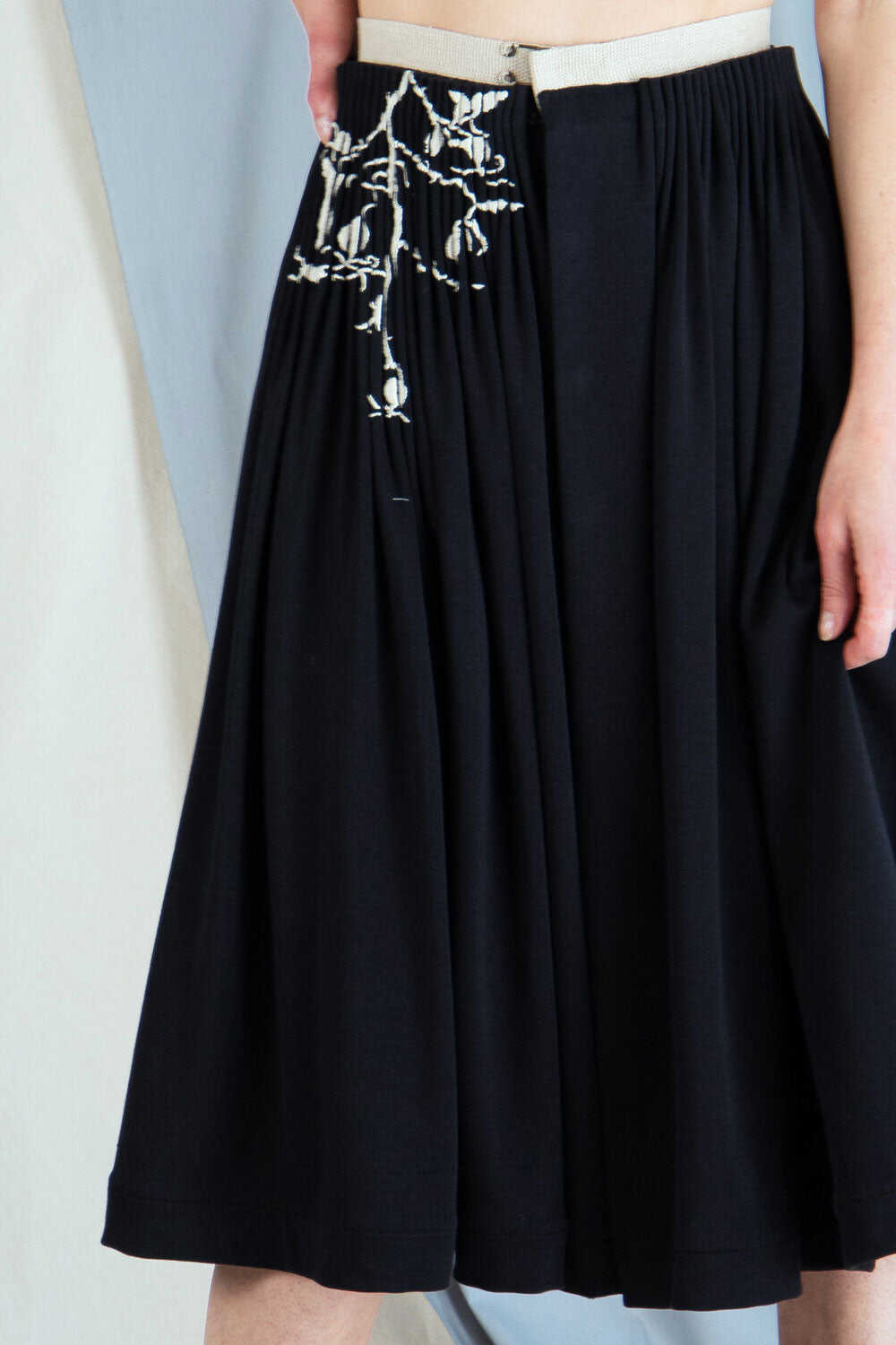 Pleated jersey skirt with embroidery - Black