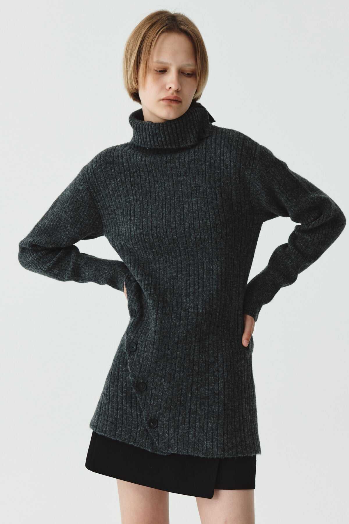 SLIT KNIT DRESS IN CHARCOAL