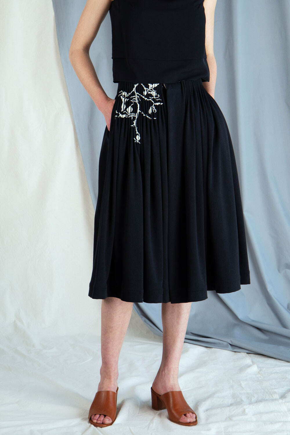 Pleated jersey skirt with embroidery - Black