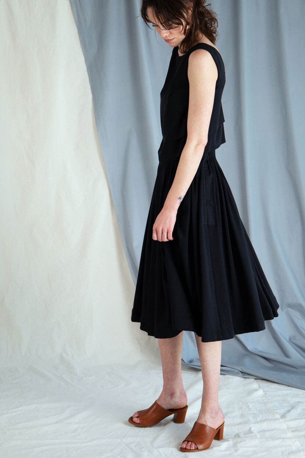 Pleated jersey skirt with embroidery - Black