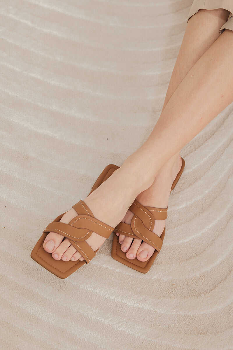 Contrasting Stitching Sliders in Camel
