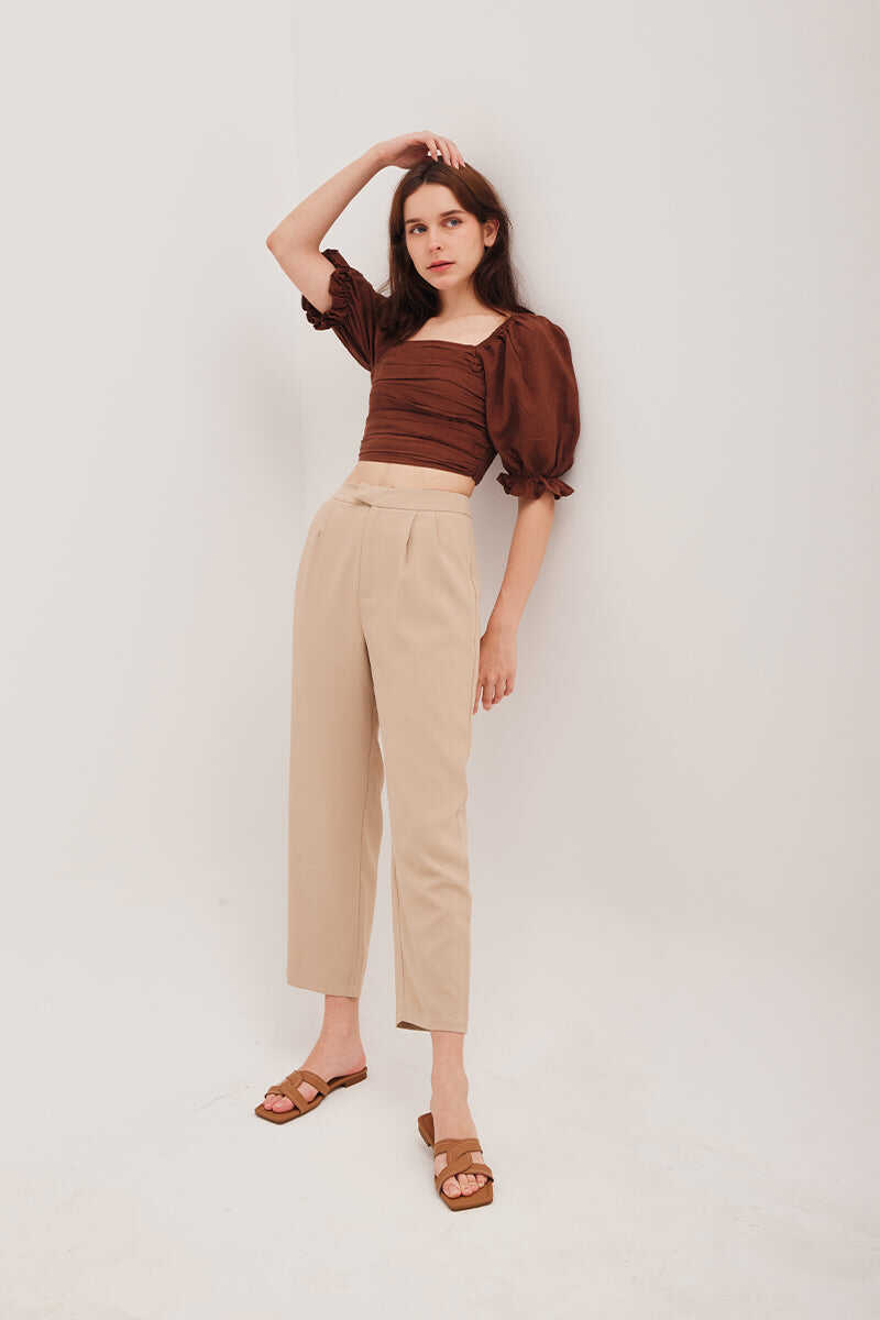 Contrasting Stitching Sliders in Camel