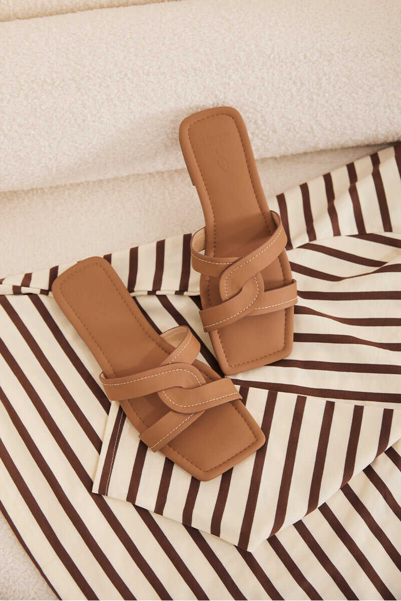 Contrasting Stitching Sliders in Camel