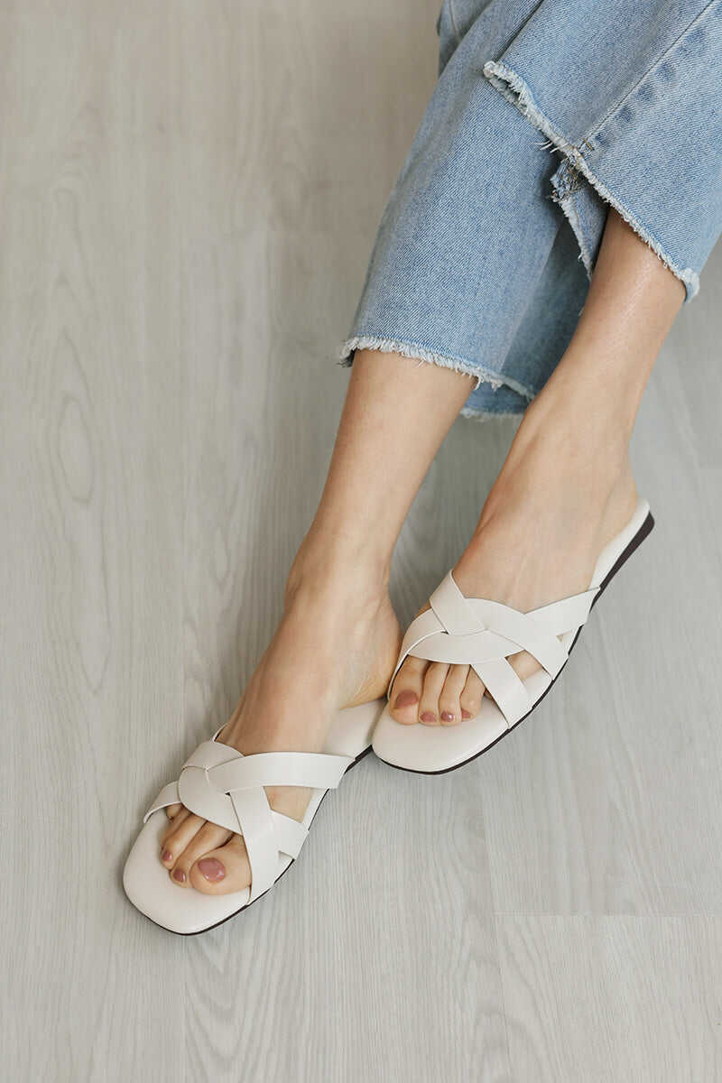 Evie Interlocking Cloud Sliders in Cream