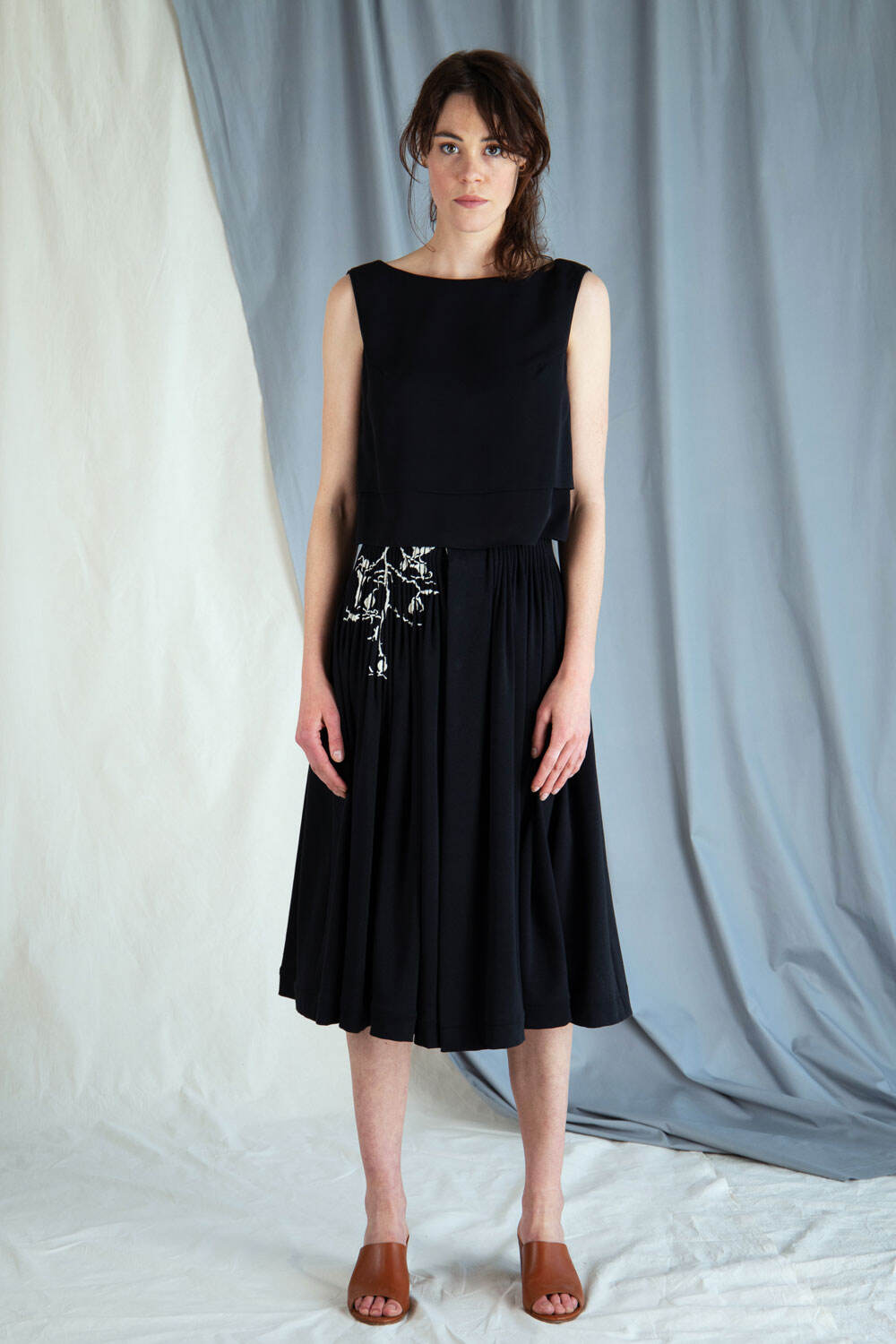 Pleated jersey skirt with embroidery - Black