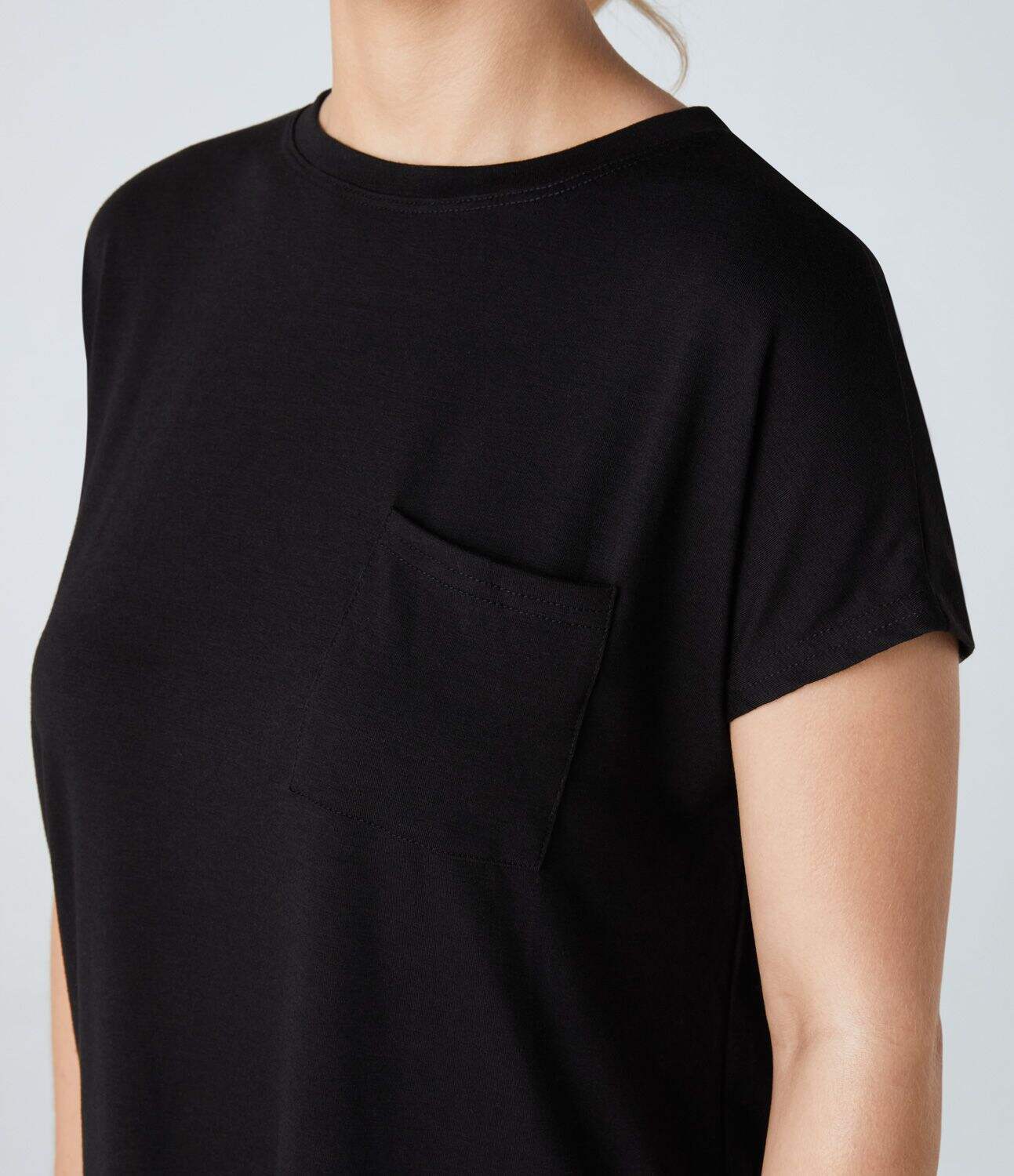 Round Neck Chest Pocket Split Hem Relax Casual T-Shirt