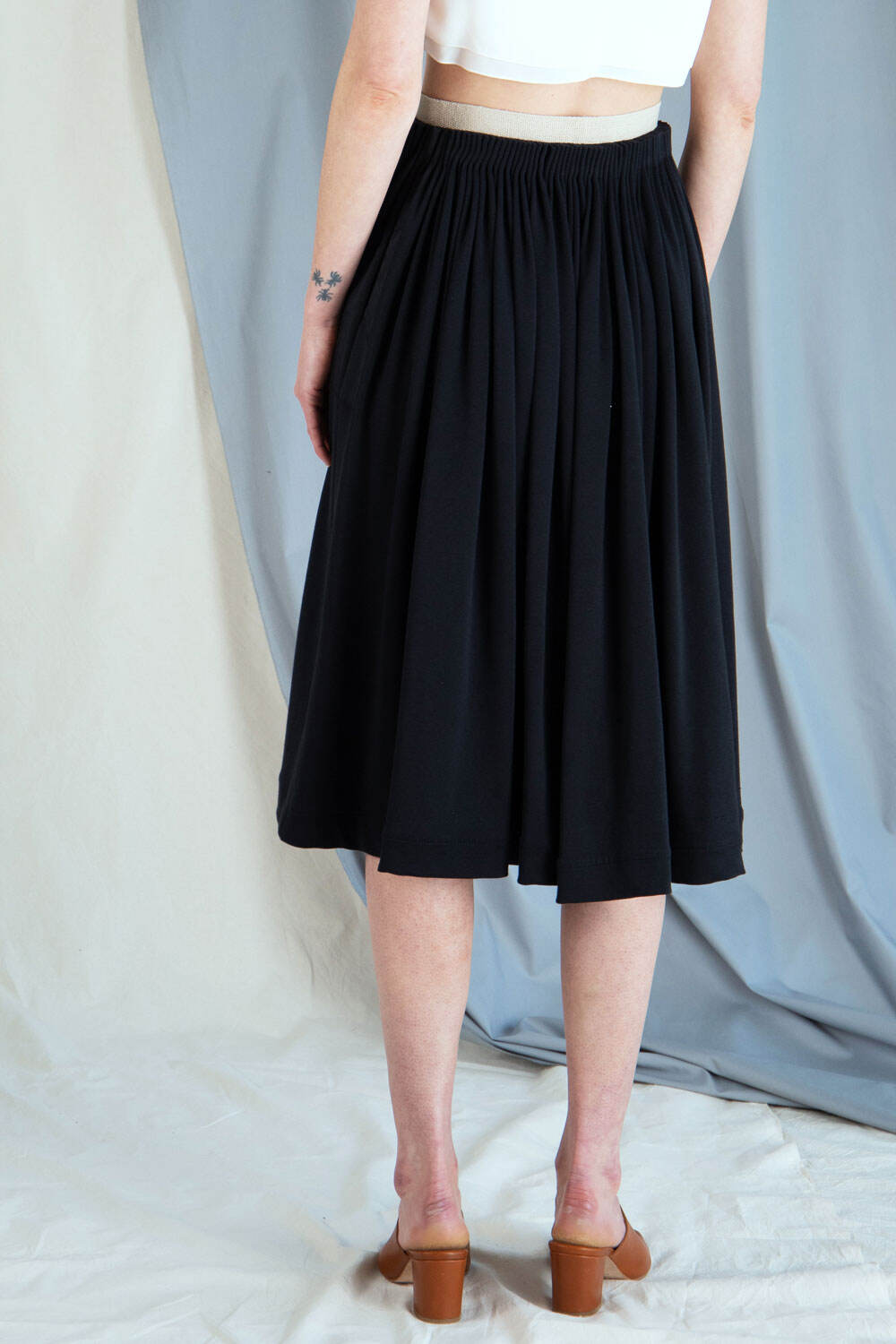 Pleated jersey skirt with embroidery - Black